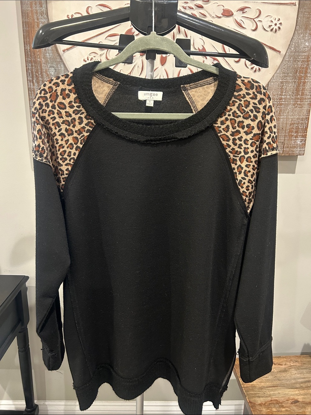 Umgee Black Sweatshirt with Leopard Shoulder Accent Size Small